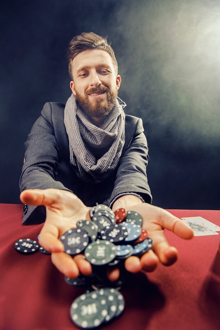 Dealer profesional menjalankan pertandingan Match Winner di studio live-dealer bening4d